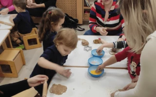 Mézeskalács sütés a Kuckó Bölcsődében és a Babóca Mini Bö...